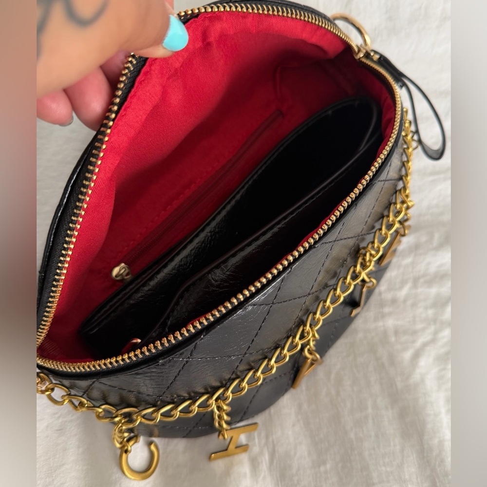 👑✅PRICE FIRM✅ Stylish Black Bum Shoulder Bag with Gold Brass Charms. NWOT - Picture 5 of 17